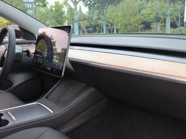 Tesla Model 3 — Фото автомобиля 22