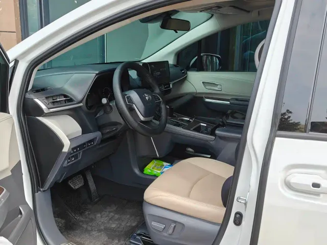Toyota Sienna — Фото автомобиля 4