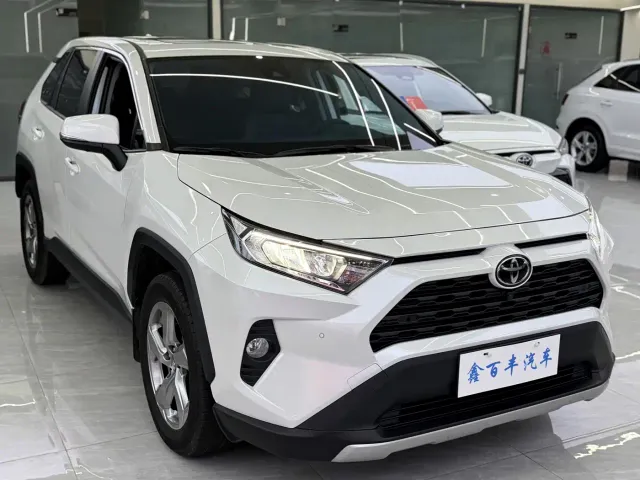 Toyota RAV4 — Фото автомобиля 3
