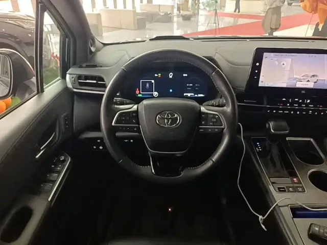 Toyota Sienna — Фото автомобиля 10
