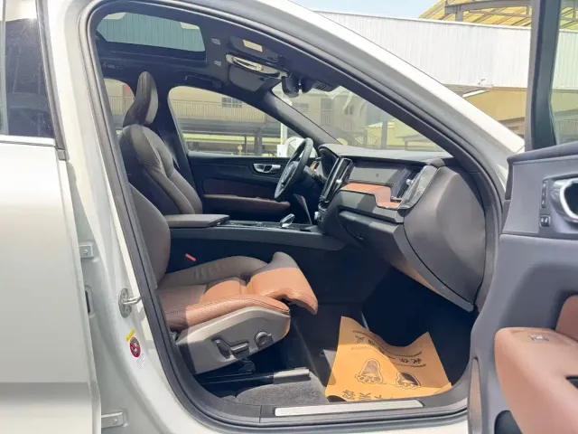 Volvo XC60 — Фото автомобиля 10