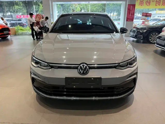 Volkswagen Golf — Фото автомобиля 2