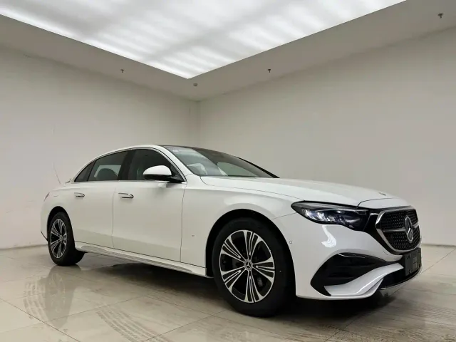 Mercedes-Benz E-Class — Фото автомобиля 2