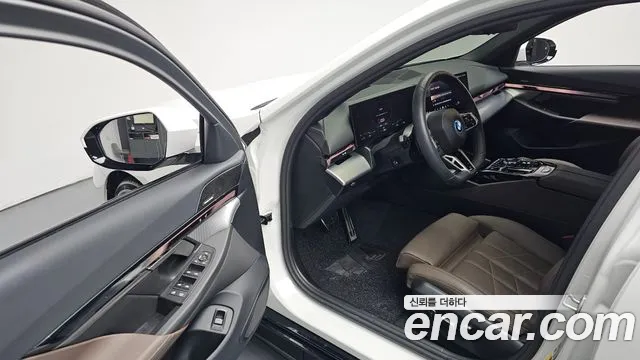 BMW i5 G60 — Фото автомобиля 15