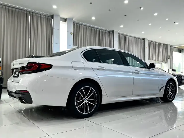BMW 5 Series — Фото автомобиля 3