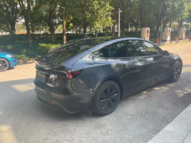 Tesla Model 3 — Фото автомобиля 7