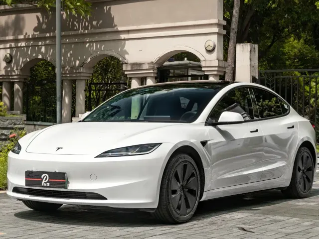 Tesla Model 3 — Фото автомобиля 3