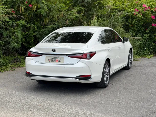 Lexus ES — Фото автомобиля 4