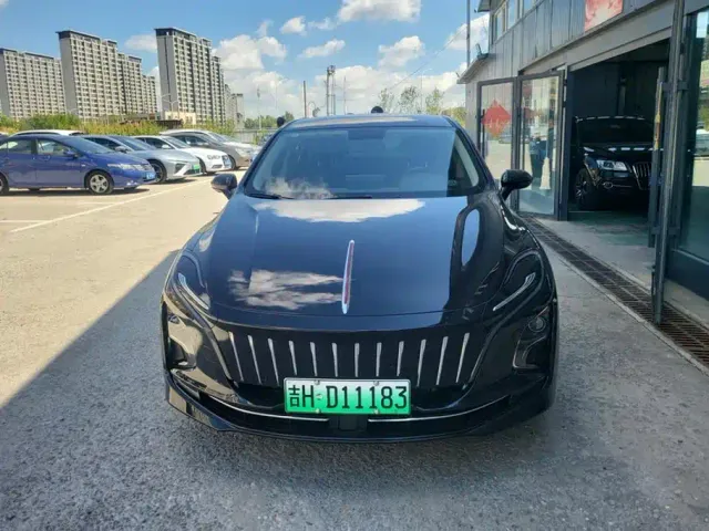 Hongqi E-QM5 — Фото автомобиля 2