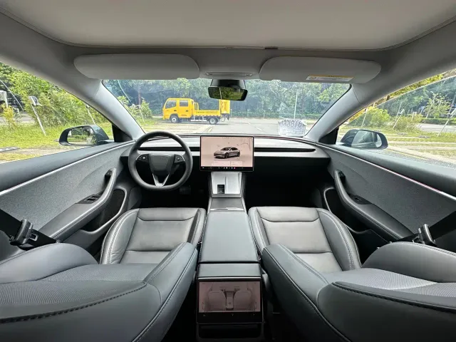 Tesla Model 3 — Фото автомобиля 11
