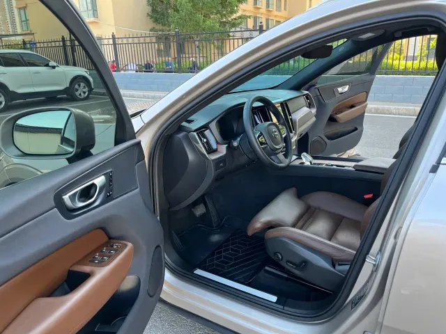 Volvo XC60 — Фото автомобиля 4