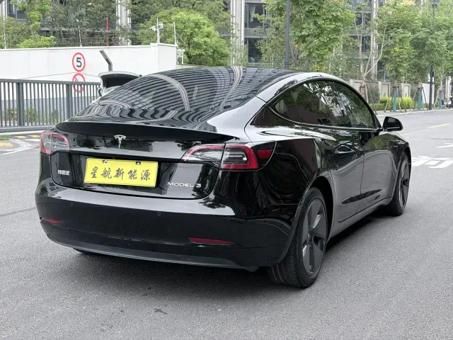 Tesla Model 3 — Фото автомобиля 5