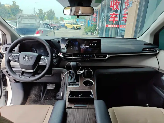 Toyota Sienna — Фото автомобиля 3