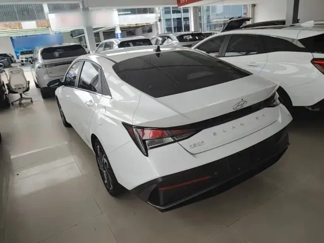 Hyundai Elantra — Фото автомобиля 4