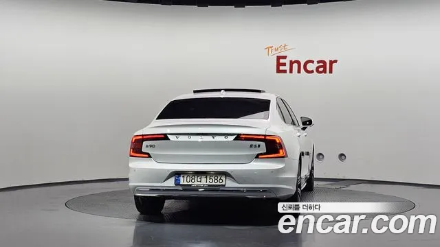 Volvo S90 — Фото автомобиля 4