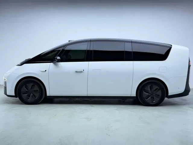 Li Auto MEGA — Фото автомобиля 4