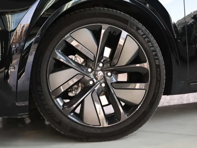 Li Auto L9 — Фото автомобиля 4