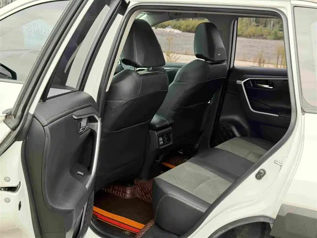 Toyota RAV4 — Фото автомобиля 8