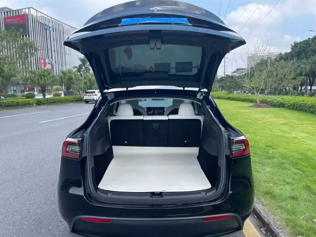 Tesla Model Y — Фото автомобиля 8