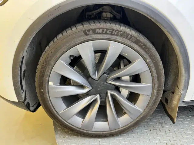 Tesla Model Y — Фото автомобиля 10