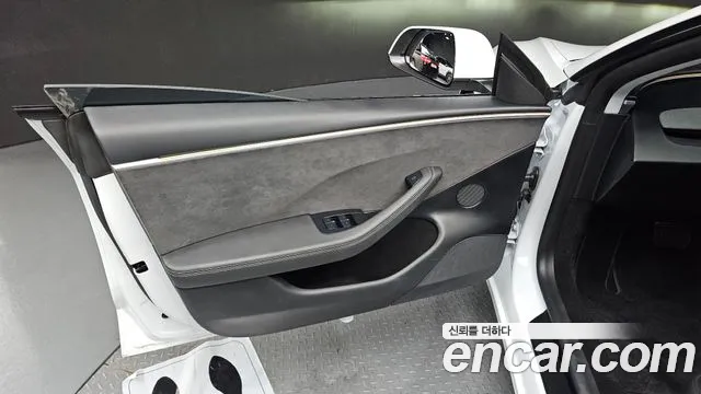 Tesla Model 3 — Фото автомобиля 24