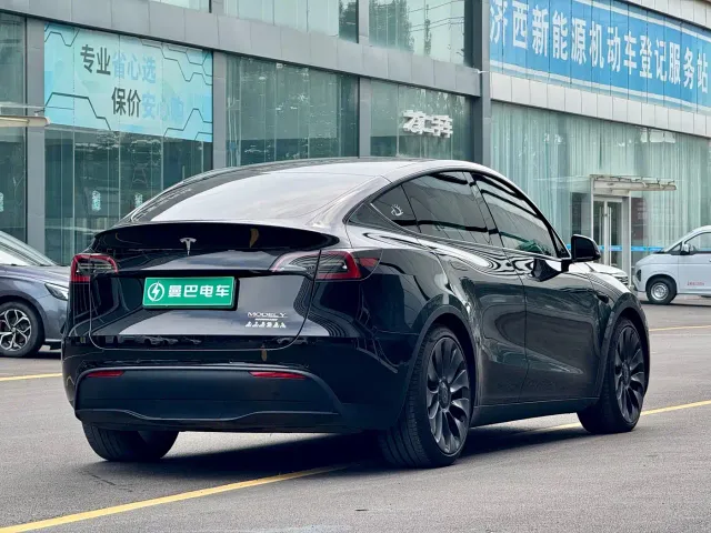 Tesla Model Y — Фото автомобиля 8