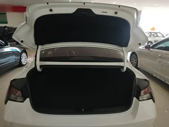 Hyundai Elantra — Фото автомобиля 18