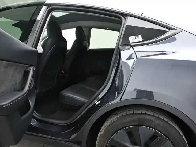 Tesla Model Y — Фото автомобиля 14