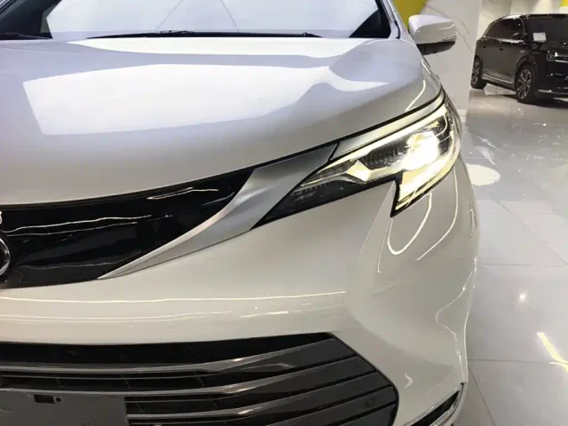 Toyota Sienna — Фото автомобиля 23