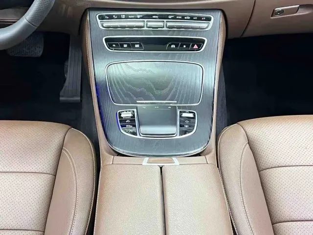 Mercedes-Benz E-Class — Фото автомобиля 21