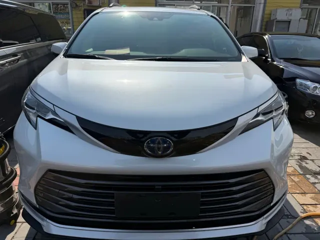 Toyota Sienna — Фото автомобиля 2