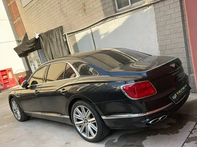 Bentley Flying Spur — Фото автомобиля 2