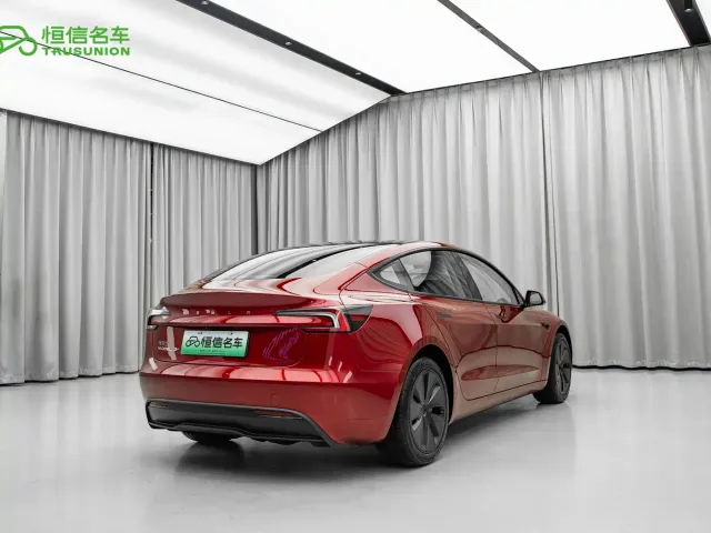 Tesla Model 3 — Фото автомобиля 4