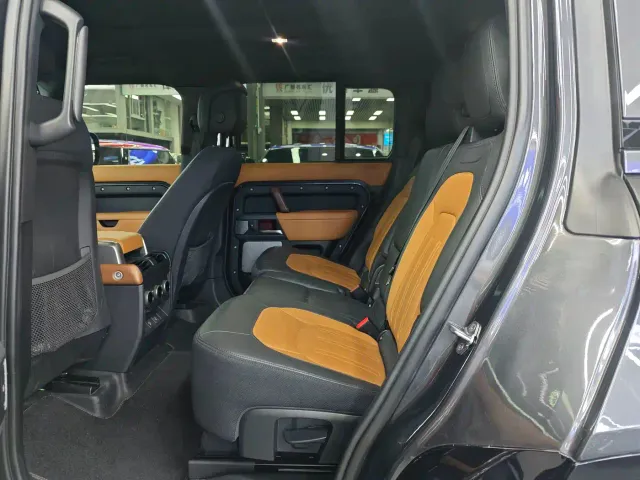 Land Rover Defender — Фото автомобиля 6