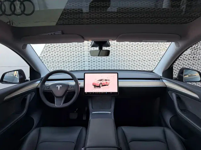 Tesla Model Y — Фото автомобиля 8