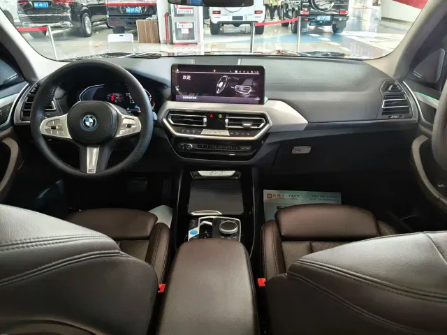 BMW iX3 — Фото автомобиля 6