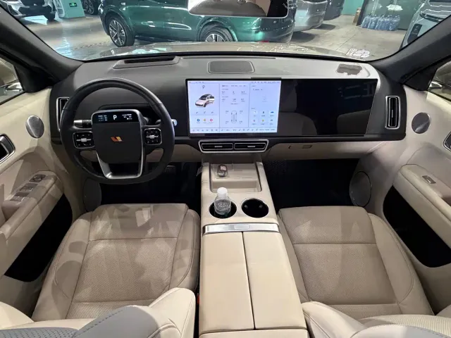 Li Auto L8 — Фото автомобиля 11