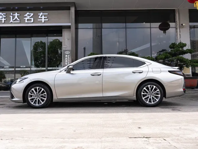 Lexus ES — Фото автомобиля 4