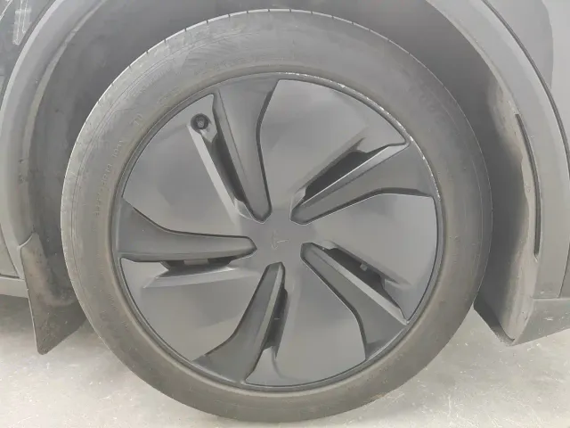Tesla Model Y — Фото автомобиля 17