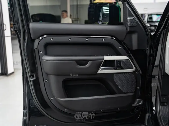 Land Rover Defender — Фото автомобиля 11