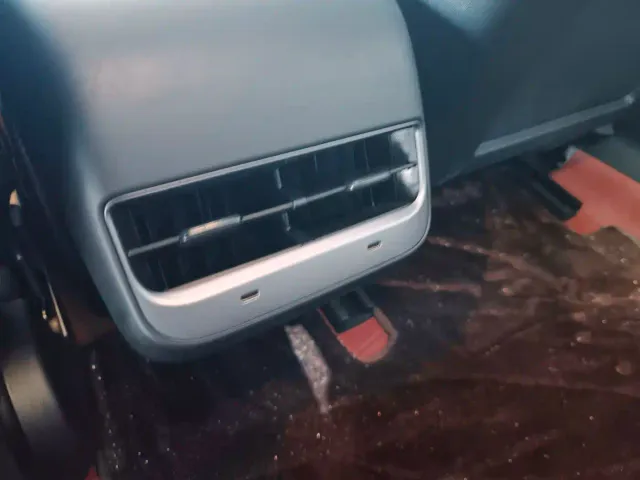 Tesla Model 3 — Фото автомобиля 12