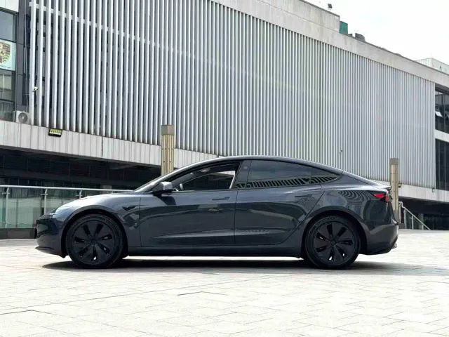 Tesla Model 3 — Фото автомобиля 3