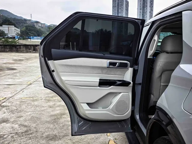 Ford Explorer — Фото автомобиля 11
