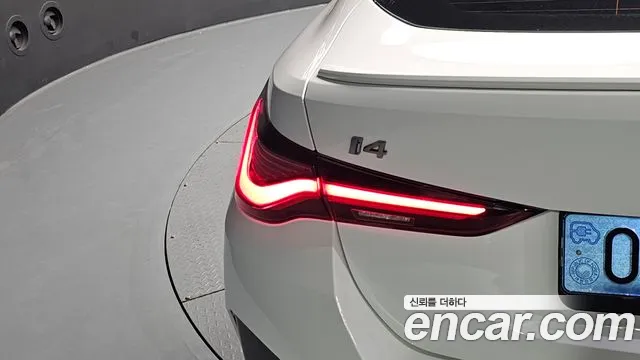 BMW i4 — Фото автомобиля 8