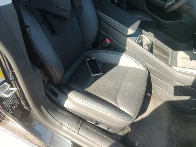 Tesla Model 3 — Фото автомобиля 24