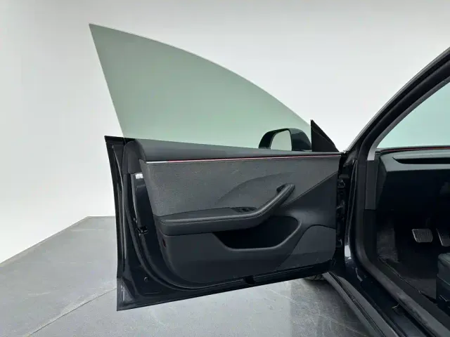 Tesla Model 3 — Фото автомобиля 11