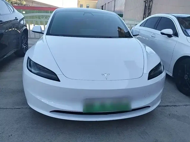 Tesla Model 3 — Фото автомобиля 2