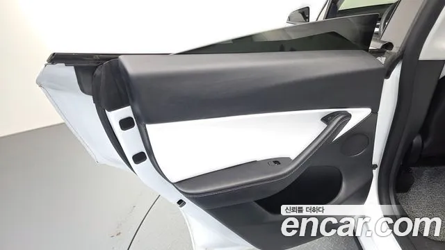 Tesla Model Y — Фото автомобиля 14