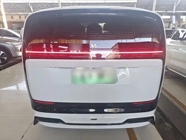 Li Auto MEGA — Фото автомобиля 5