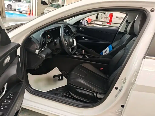 Hyundai Elantra — Фото автомобиля 14